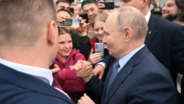 Владимир Путин сделал незапланированную остановку в Якутске и сорвал овации местных жителей