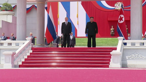 Путин подарил Ким Чен Ыну еще один "Аурус", кортик и чайный сервиз