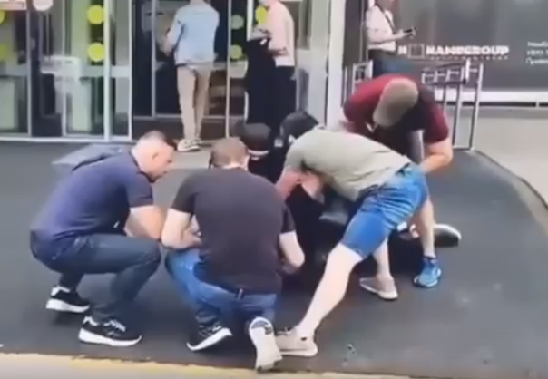 В Ижевске под крики «ура» и «поздравляем» задержали бывшего чиновника