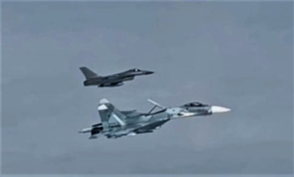 Российский Су-27П отогнал от границ РФ истребитель F-16