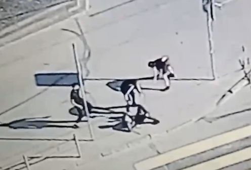 В центре Петрозаводска абу-бандиты избили двоих молодых людей, некоторые источники утверждают, что среди пострадавших — раненный участник СВО