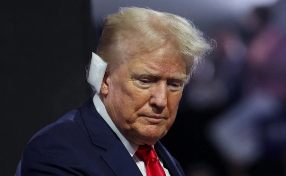 Трамп появился на публике с забинтованным ухом впервые после покушения