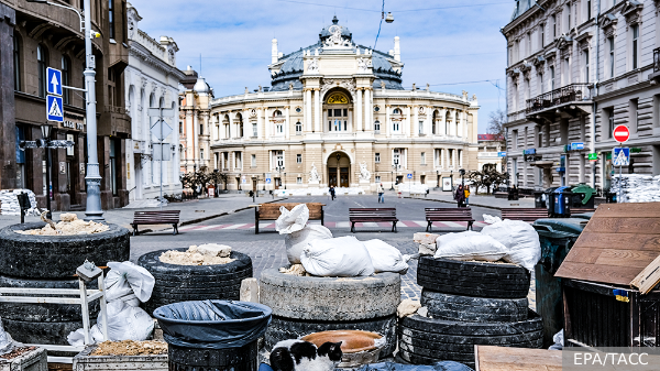 В Одессе мужчина работнику военкомата устроил покатушки на капоте автомобиля