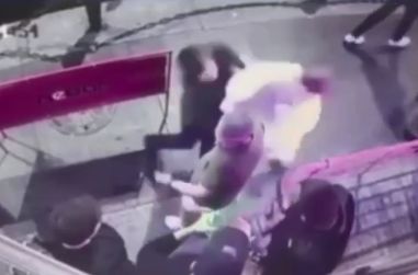 Бородач пристал к девушке в центре Петербурга. А та свалила его с ног за секунду