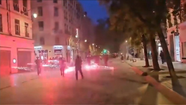 Во Франции демонстранты громят магазины и жгут мусорные баки