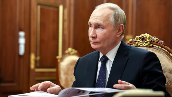 Путин обсудил с Шойгу, Медведевым, Мишустиным и другими ритмичную работу ОПК