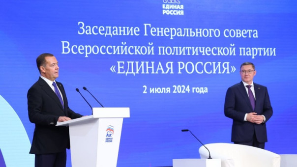 Медведев пошутил о странах, где начальники блуждают на сцене