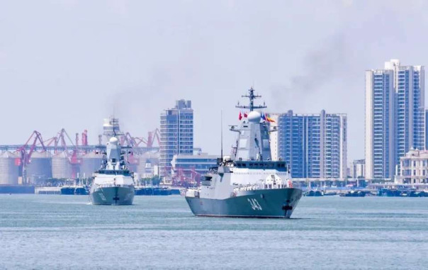 Корветы ТОФ проекта 20380 «Громкий» и «Резкий» в порту Чжаньцзян, КНР.