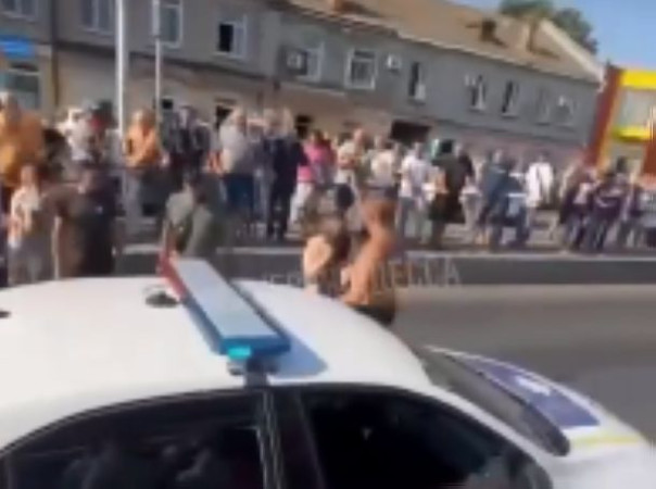 На одесском «Привозе» полицейскому-людолову пришлось отстреливаться от разъяренных торговцев (видео)