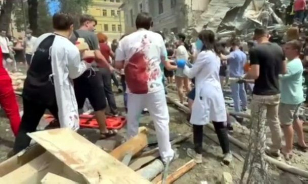 Фотографии из «Охматдета» с окровавленным врачом, пострадавшим от ВС РФ, оказались постановкой