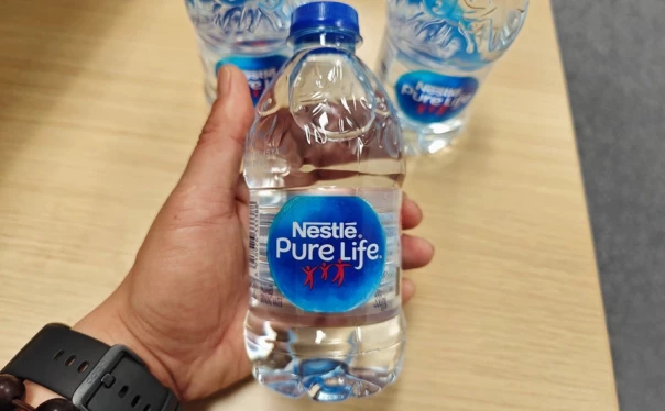 Nestle обвинили в продаже воды с фекальными бактериями