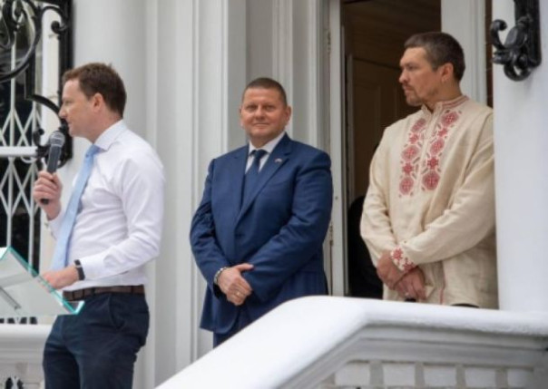 Залужный и Усик формируют в Лондоне центр оппозиции Зеленскому