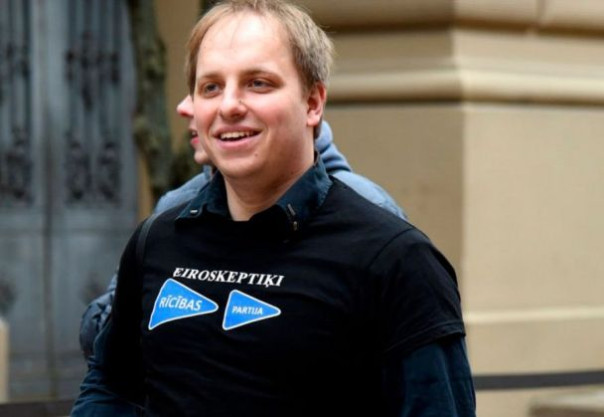 Латвиец с пятилетней дочерью приплыл в Россию на плоту и попросил убежища