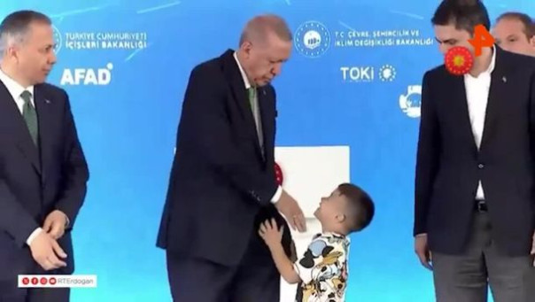 Эрдоган дал пощечину не поцеловавшему ему руку ребенку