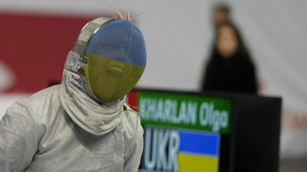 Украинская саблистка Харлан обняла уроженку России после поединка в Париже