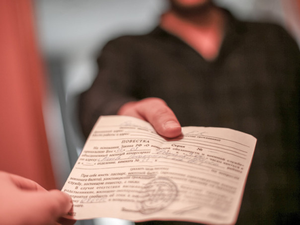 В российском регионе десяткам мигрантов вручили повестки в военкомат