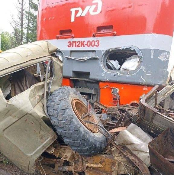 Поезд Новый Уренгой – Москва столкнулся с грузовиком в Пермском крае