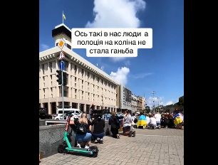 Герои в гробу − живые на коленях. В центре Киева прошел очередной обряд адептов культа некрофилов
