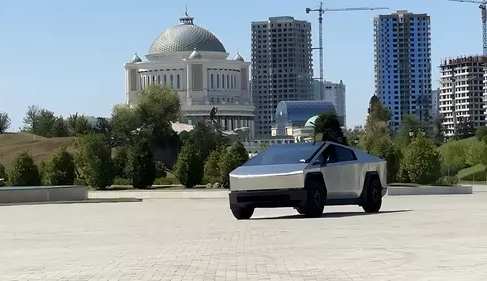 Кадыров сообщил, что получил от Маска кибертрак Tesla