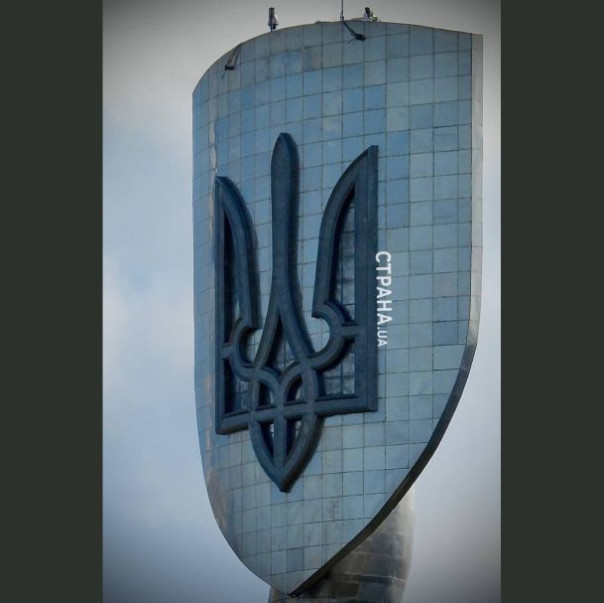 Трызуб загнил: герб Украины на щите монумента «Родина Мать» в Киеве спустя всего год появилась сильная коррозия