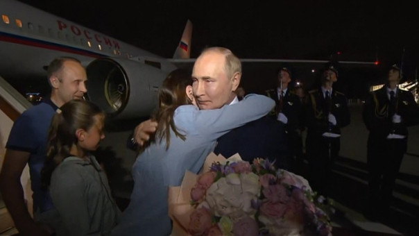 Путин лично встретил освобожденных россиян в аэропорту