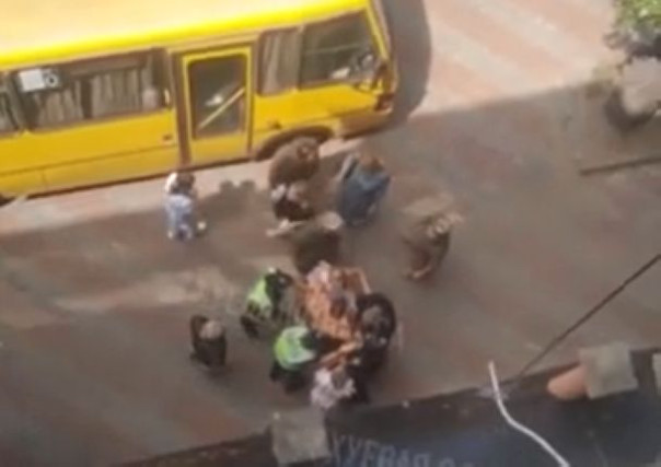 В Одессе женщины устроили жёсткую бойню с могилизаторами