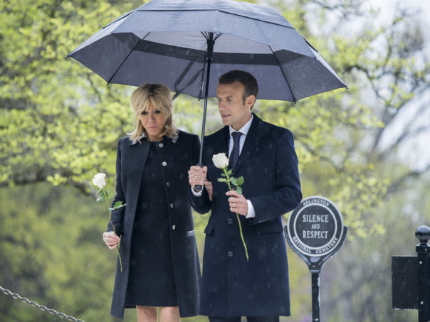 Макрон с женой спалились: Брижит - это мужик