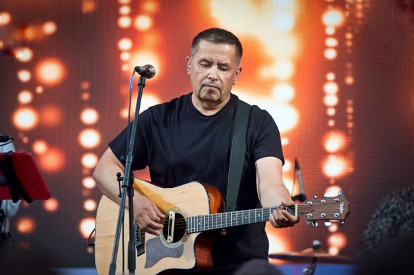 Звёзды ко Дню российского флага