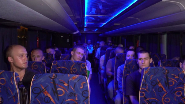 Освобожденные из плена российские военные прибыли в Москву