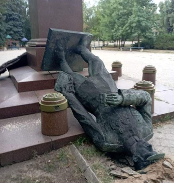 В Изюме нацисты уничтожили памятник Освободителю города