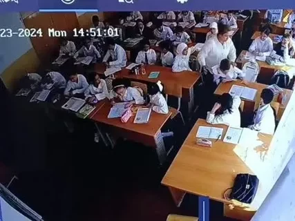 "Заткнись, на русском будешь говорить на своей родине!"