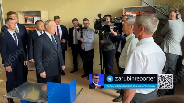 Президент России Владимир Путин провёл открытый урок в средней образовательной школе №20 имени Героев Отечества в городе Кызыл.