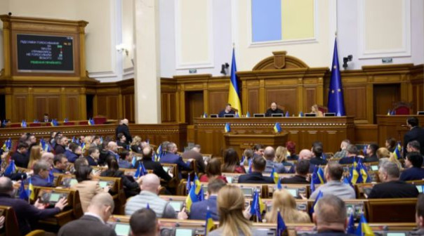 В Раде заблокировали трибуну из-за закона о мобилизации лиц младше 25 лет