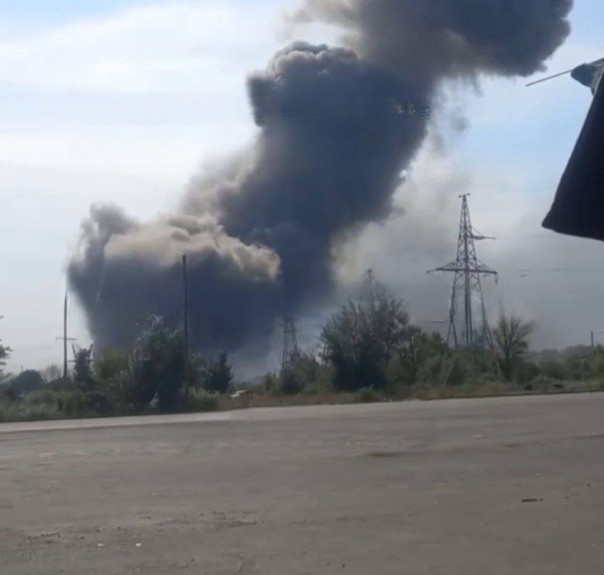 Мощные взрывы гремят в Славянске: похоже накрыт воинский эшелон ВСУ, не прекращается детонация