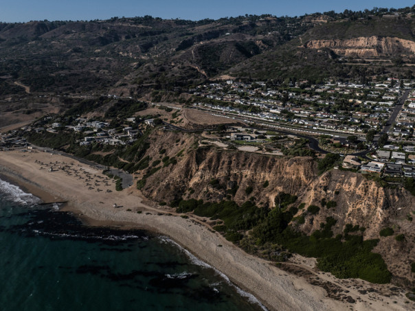 Оползни начали разрушать дома стоимостью в миллионы долларов: названа причина