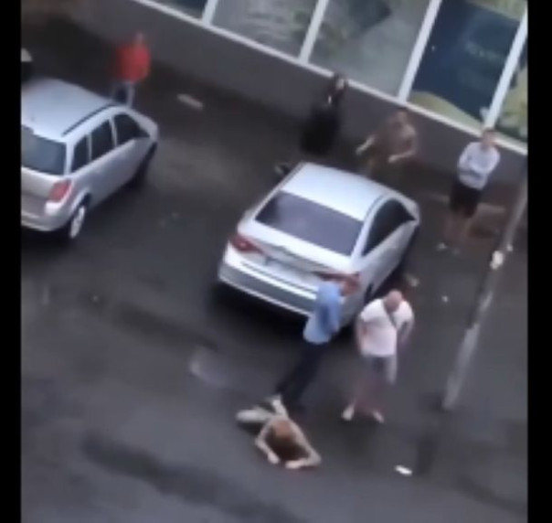 На Украине криминальный авторитет избил и унизил военного (видео)