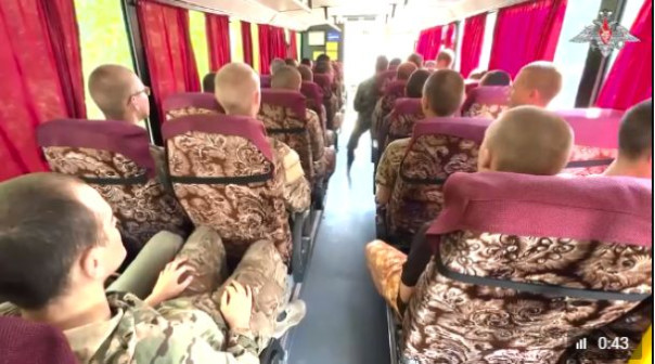 Освобожденные из плена российские военные прилетели в Москву