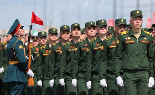 Большой стране — большая армия. СССР даже в годы разрядки имел почти четыре миллиона штыков