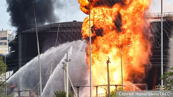 Площадь пожара на нефтебазе в Феодосии достигла 2,5 тыс. кв. метров