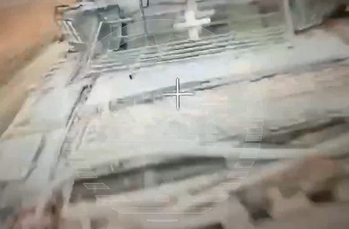 РЭБ не помог: Танк ВСУ приуныл после встречи с дроном под Курском, противник бежит из сёл