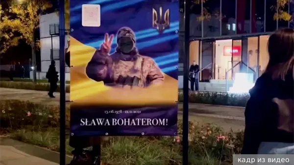 В Варшаве установили годную инсталляцию: "Хероев уронили"