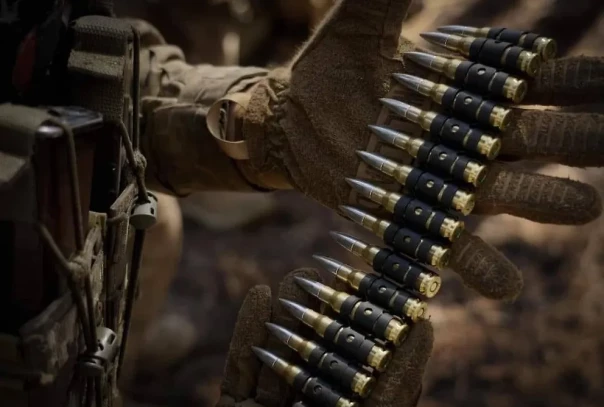 Военнослужащие украинской армии убивают мирных жителей.