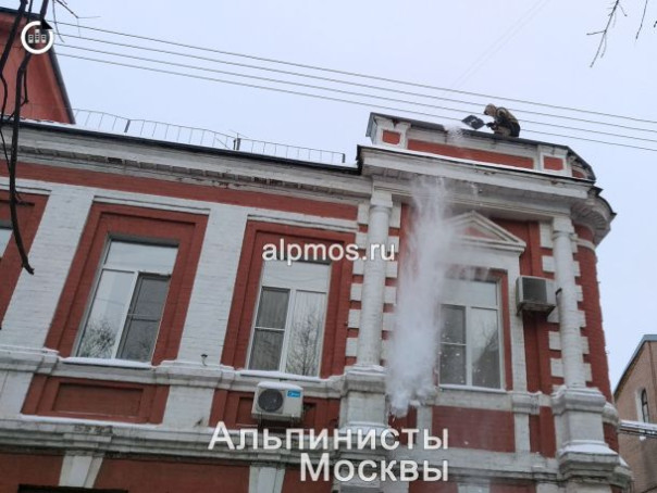 Зимний вызов: как "Альпинисты Москвы" обеспечивают безопасность городских крыш от снежной угрозы