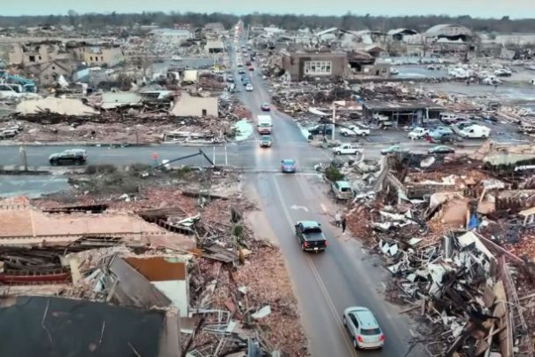 Американцы возмущены выделением миллиардов долларов Киеву на фоне урагана в США