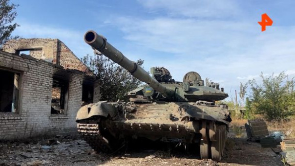 Экипаж БРЭМ эвакуировал захваченный в бою под Авдеевкой танк ВСУ