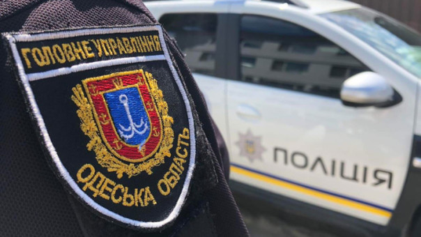 В Одессе женщина попыталась повесить флаг РФ на месте снесенного памятника Екатерине II