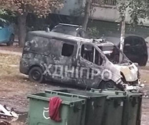 В Днепропетровске ночью активисты сожгли очередной военный микроавтобус