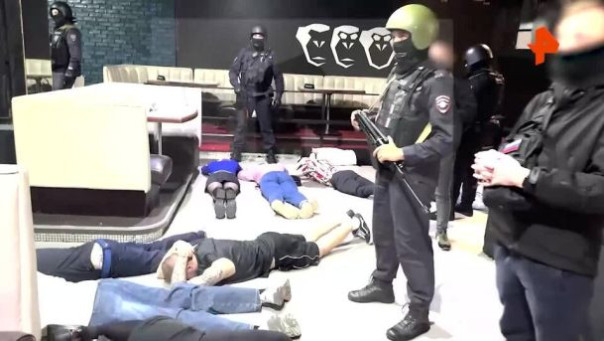 ОМОН нагрянул в московские клубы после жалоб на ЛГБТ-вечеринки*