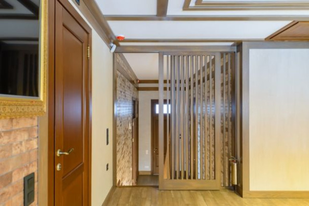 Особенности дверей для гардеробной и монолитных лестниц