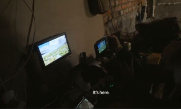 Немного смешного от украинских дроноводов: Боевики ВСУ перехватили видеосигнал российского FPV-дрона, который летел прямо по ним